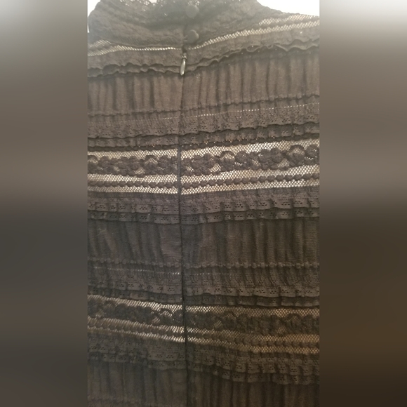 Cinq a Sept Lace Top with Front V Black sz M HOLIDAY PARTY READY ππππΎπ₯ - Picture 5 of 5